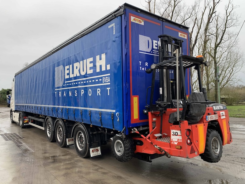 Kooiaap achterop Delrue trekker-oplegger